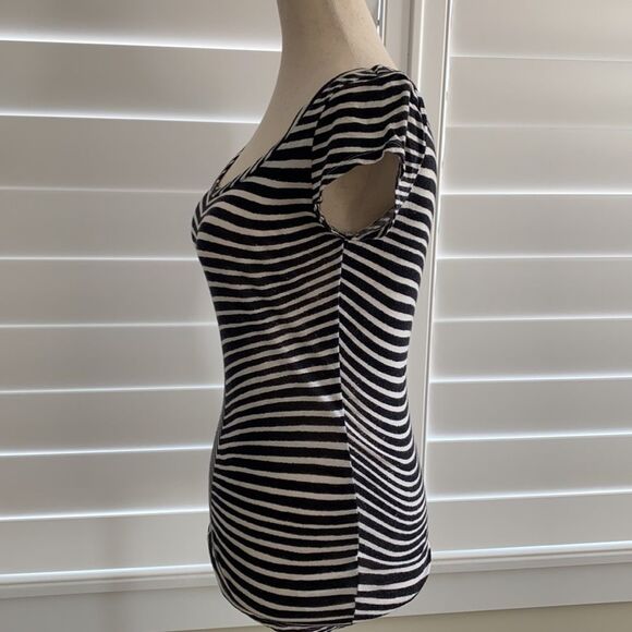 Club Monaco zebra print scoop neck tee. Size Small - Picture 3 of 7